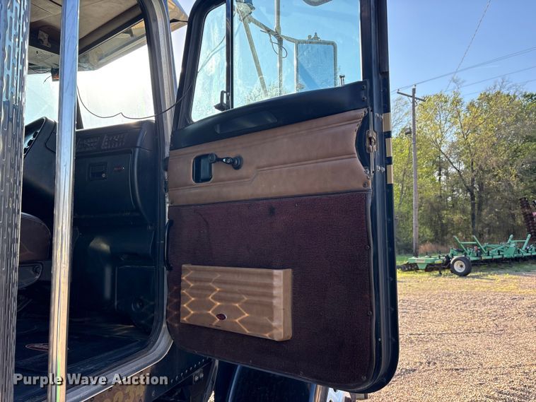 image for item ES8714 2002 Peterbilt 378 semi truck