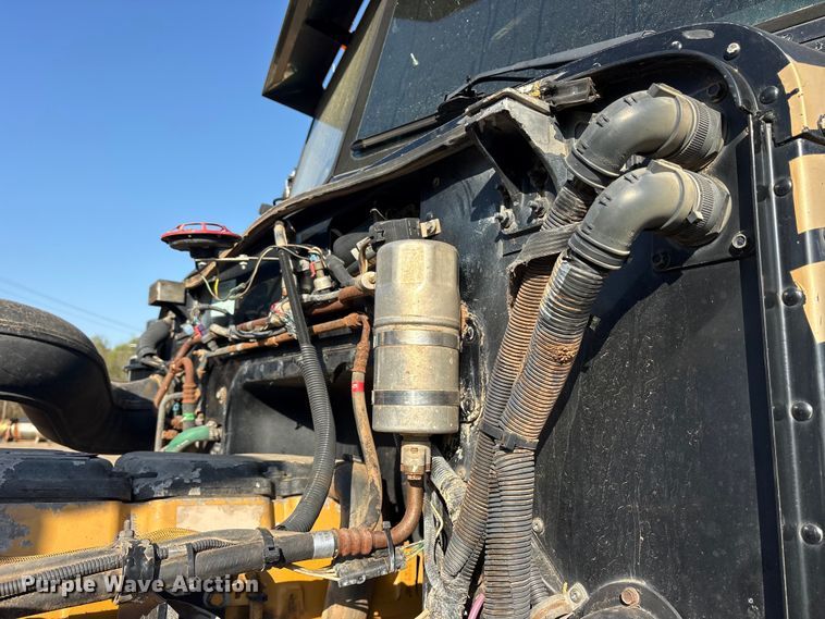 image for item ES8714 2002 Peterbilt 378 semi truck