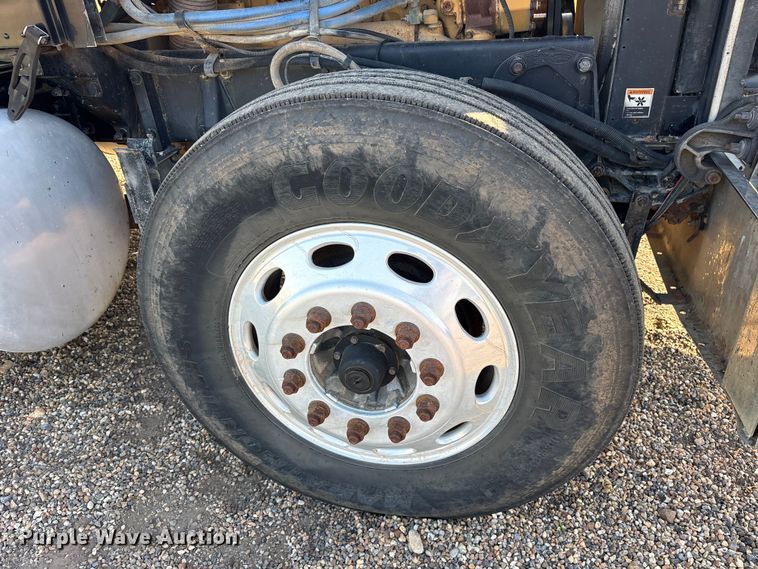 image for item ES8714 2002 Peterbilt 378 semi truck