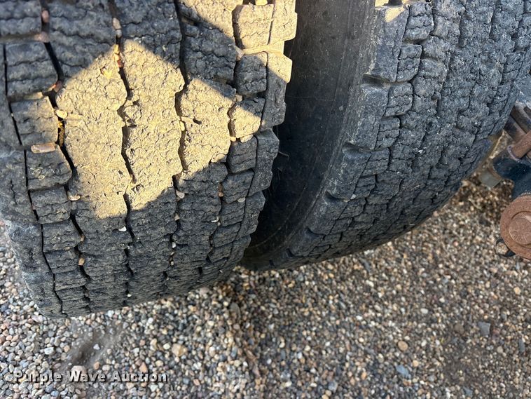 image for item ES8714 2002 Peterbilt 378 semi truck