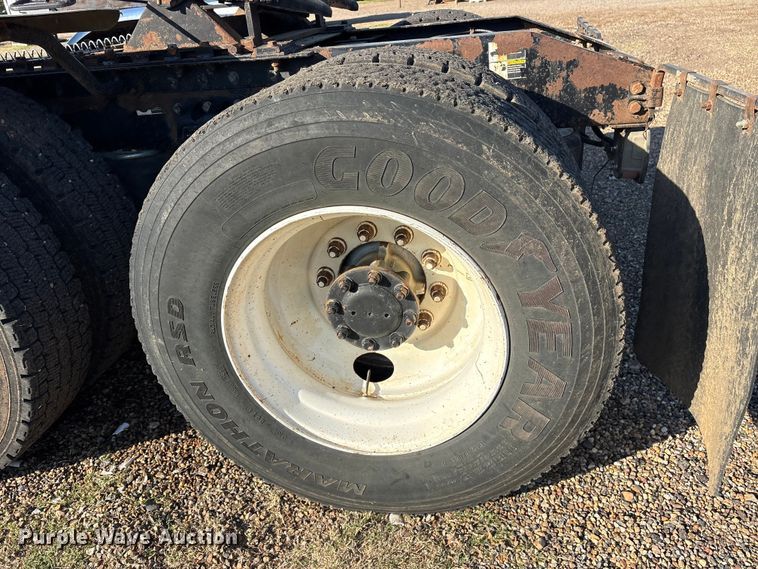 image for item ES8714 2002 Peterbilt 378 semi truck