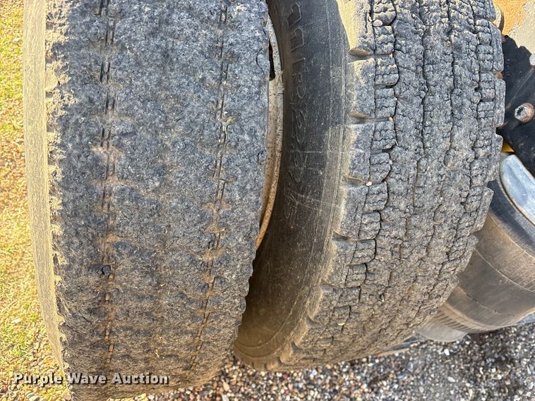 image for item ES8714 2002 Peterbilt 378 semi truck