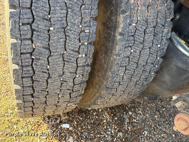 image for item ES8714 2002 Peterbilt 378 semi truck