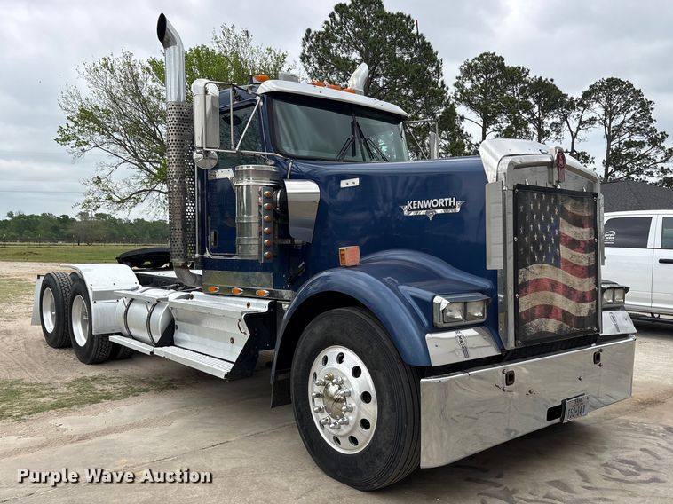image for item ES8733 2009 Kenworth W900 semi truck