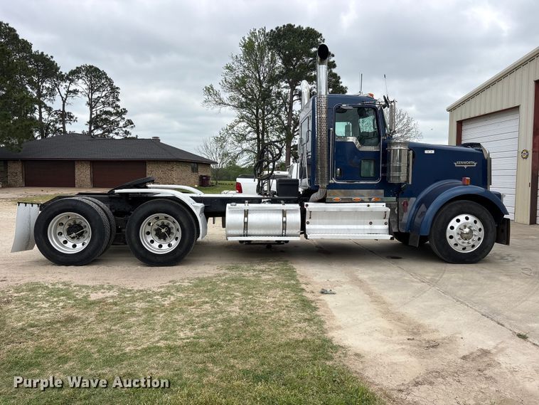 image for item ES8733 2009 Kenworth W900 semi truck