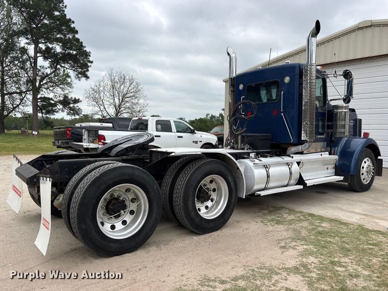 image for item ES8733 2009 Kenworth W900 semi truck