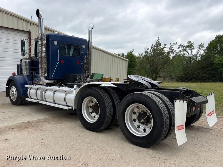 image for item ES8733 2009 Kenworth W900 semi truck