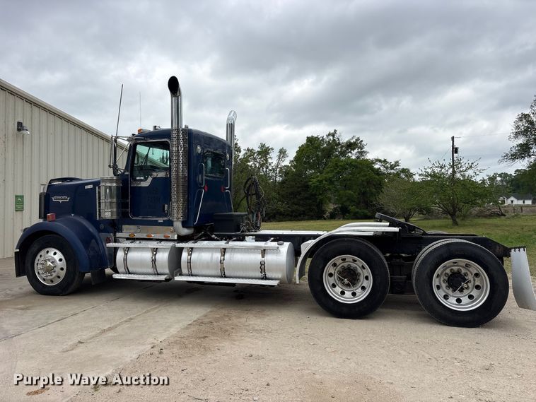 image for item ES8733 2009 Kenworth W900 semi truck