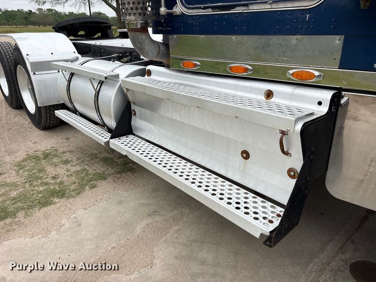 image for item ES8733 2009 Kenworth W900 semi truck