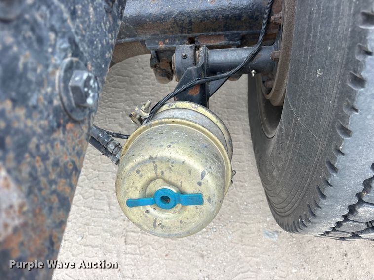 image for item ES8733 2009 Kenworth W900 semi truck