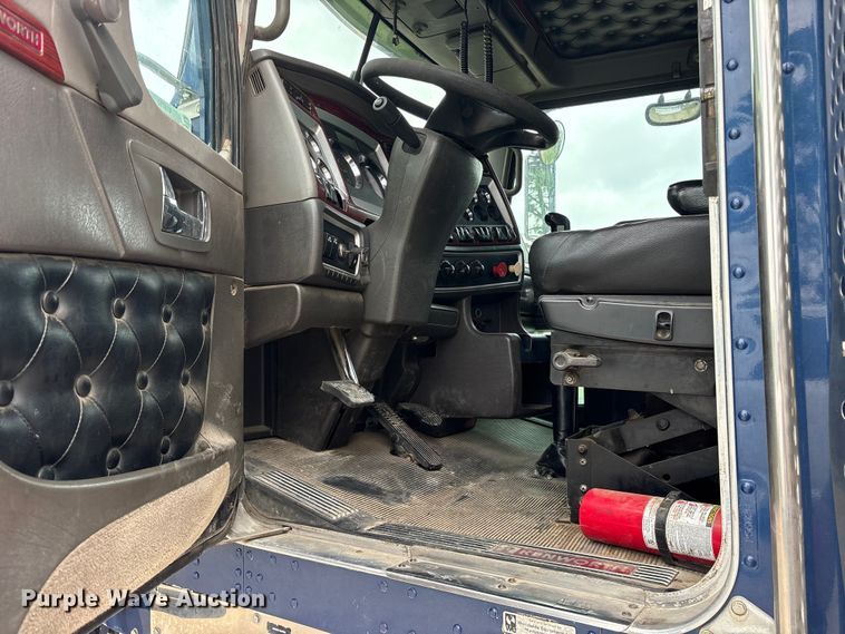 image for item ES8733 2009 Kenworth W900 semi truck