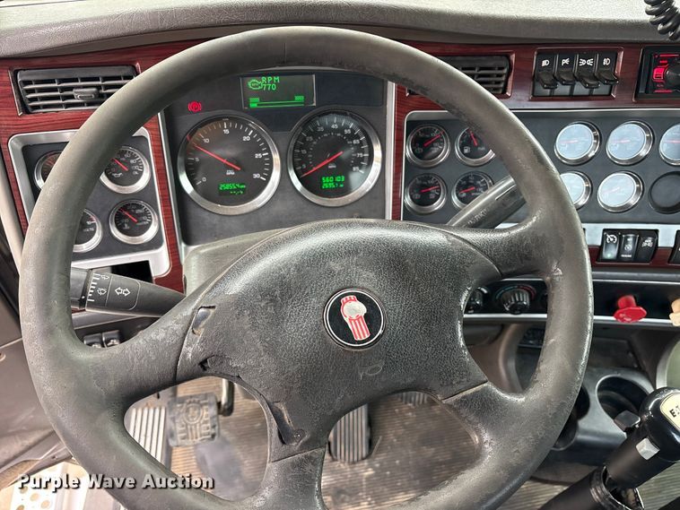 image for item ES8733 2009 Kenworth W900 semi truck