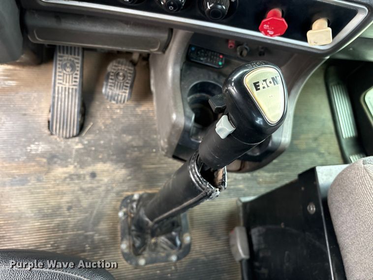 image for item ES8733 2009 Kenworth W900 semi truck