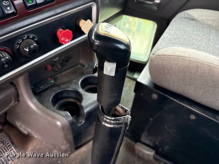 image for item ES8733 2009 Kenworth W900 semi truck
