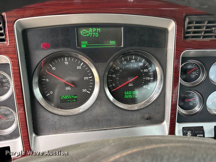 image for item ES8733 2009 Kenworth W900 semi truck