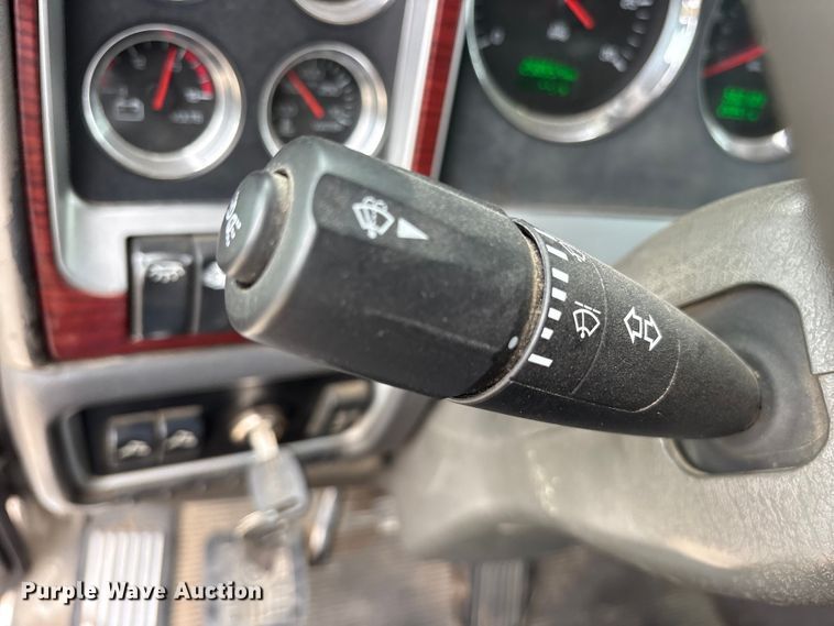 image for item ES8733 2009 Kenworth W900 semi truck