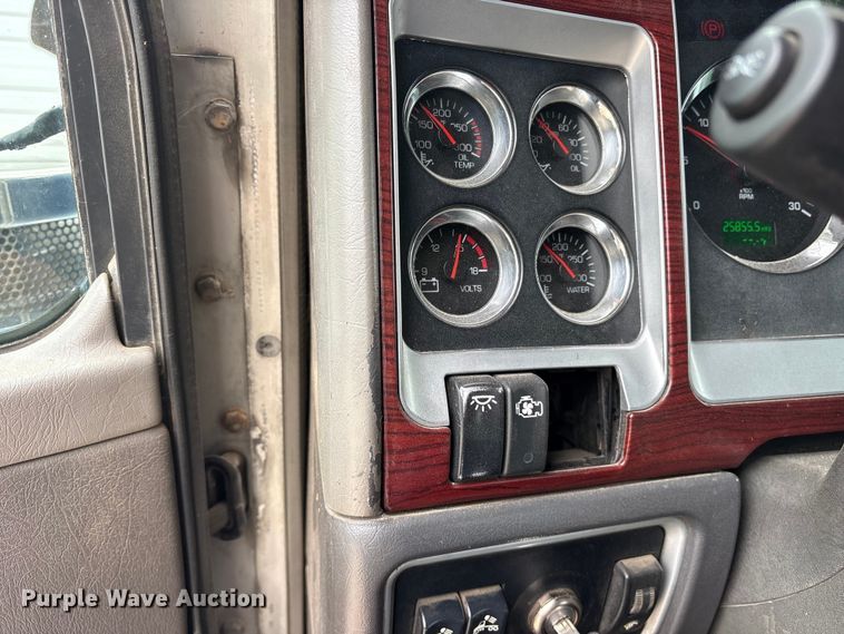 image for item ES8733 2009 Kenworth W900 semi truck