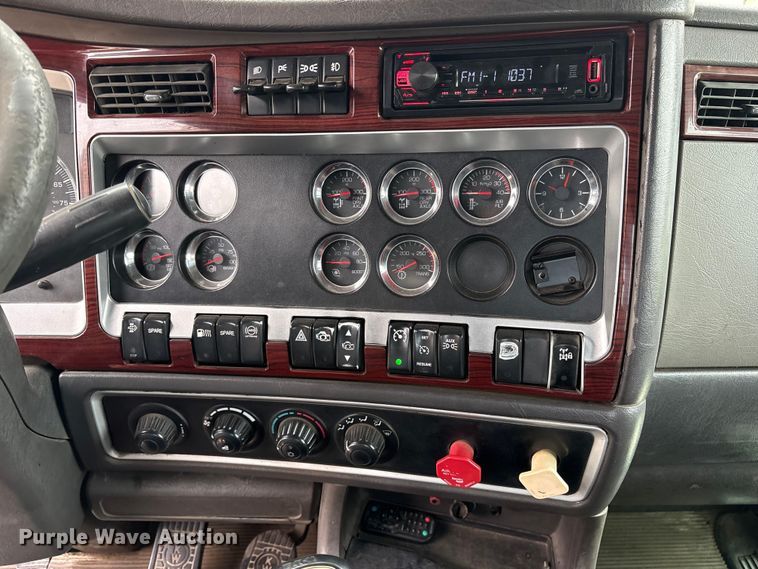 image for item ES8733 2009 Kenworth W900 semi truck