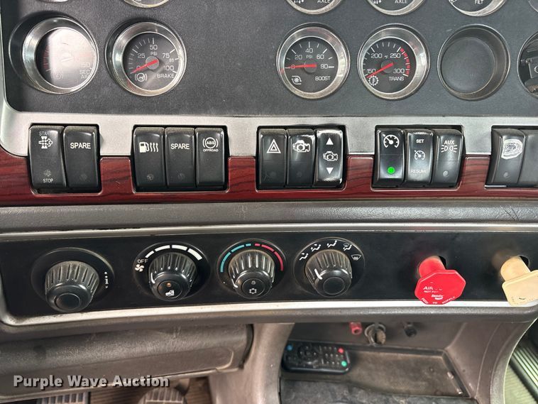 image for item ES8733 2009 Kenworth W900 semi truck