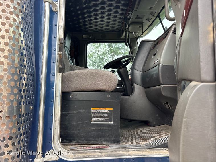 image for item ES8733 2009 Kenworth W900 semi truck