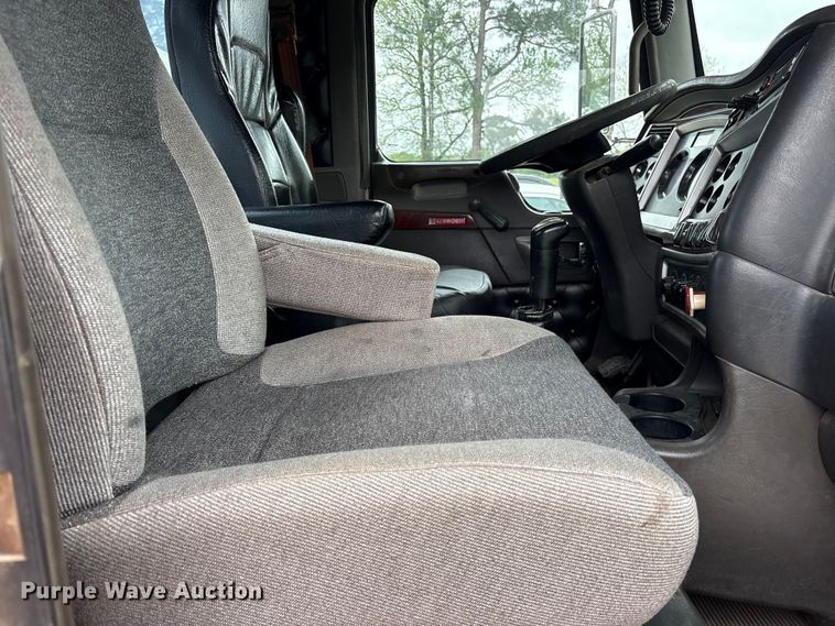 image for item ES8733 2009 Kenworth W900 semi truck