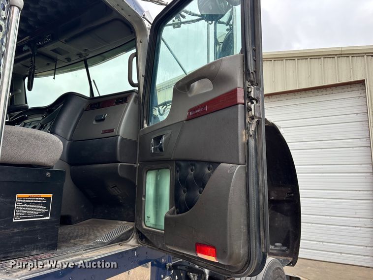 image for item ES8733 2009 Kenworth W900 semi truck