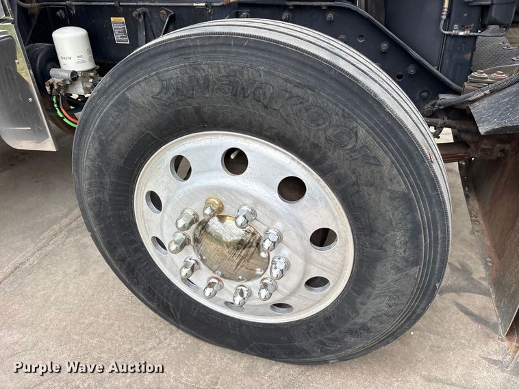 image for item ES8733 2009 Kenworth W900 semi truck