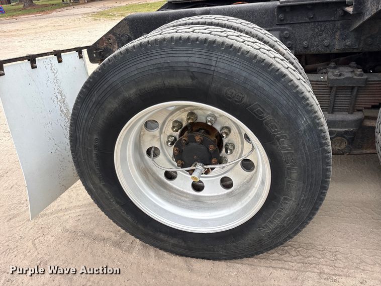 image for item ES8733 2009 Kenworth W900 semi truck