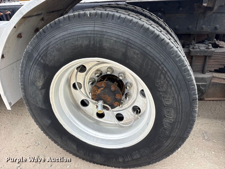 image for item ES8733 2009 Kenworth W900 semi truck