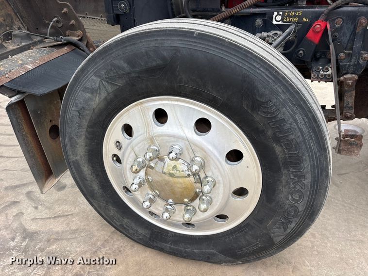 image for item ES8733 2009 Kenworth W900 semi truck