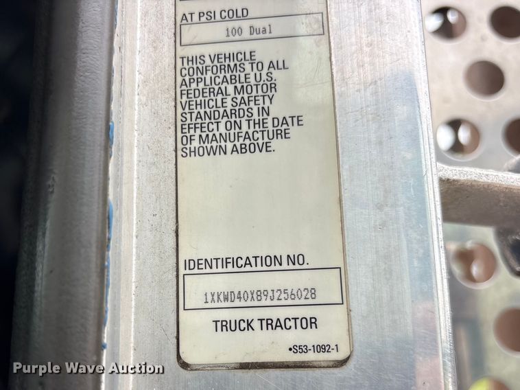 image for item ES8733 2009 Kenworth W900 semi truck