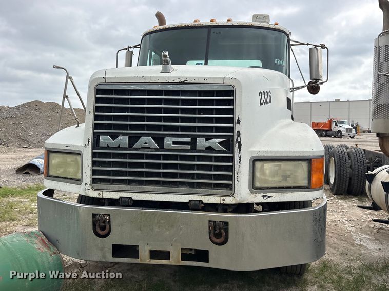 image for item ES8750 2001 Mack CH613 truck cab and chassis