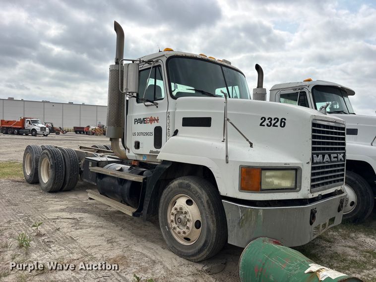 image for item ES8750 2001 Mack CH613 truck cab and chassis