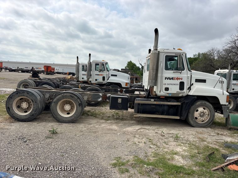 image for item ES8750 2001 Mack CH613 truck cab and chassis
