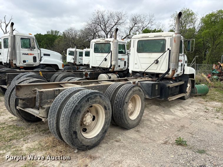image for item ES8750 2001 Mack CH613 truck cab and chassis