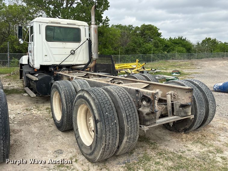 image for item ES8750 2001 Mack CH613 truck cab and chassis