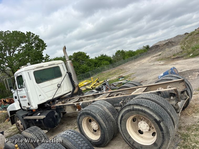 image for item ES8750 2001 Mack CH613 truck cab and chassis