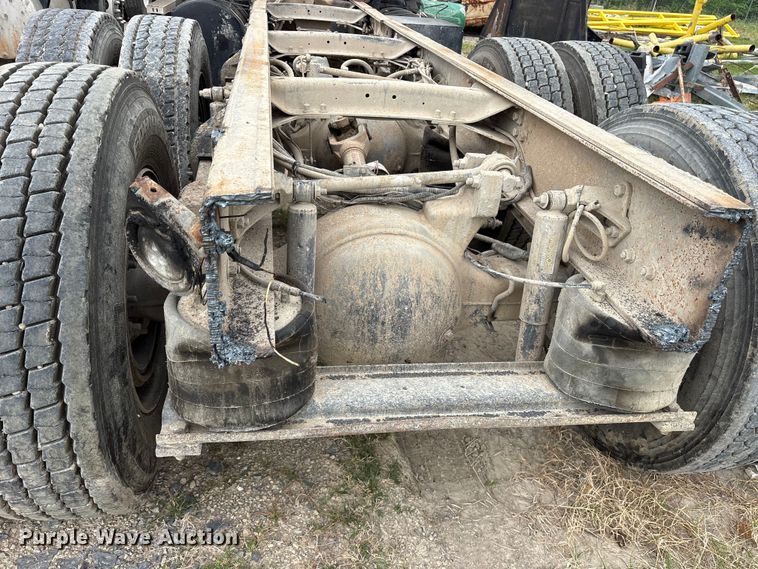 image for item ES8750 2001 Mack CH613 truck cab and chassis