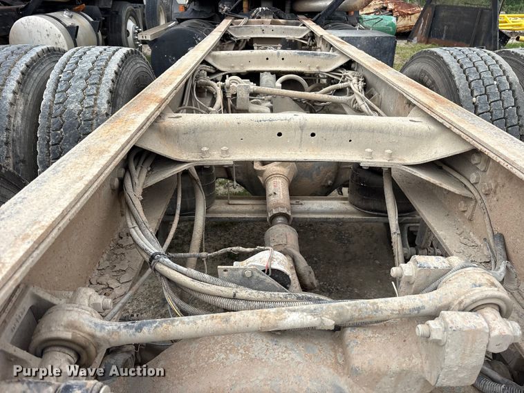 image for item ES8750 2001 Mack CH613 truck cab and chassis