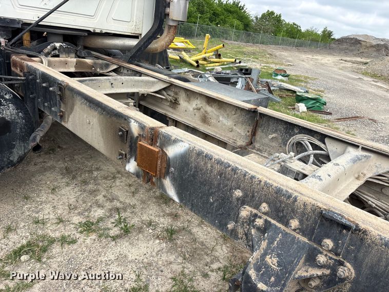 image for item ES8750 2001 Mack CH613 truck cab and chassis