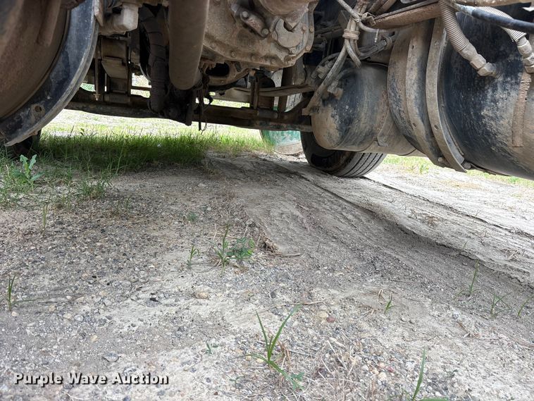 image for item ES8750 2001 Mack CH613 truck cab and chassis