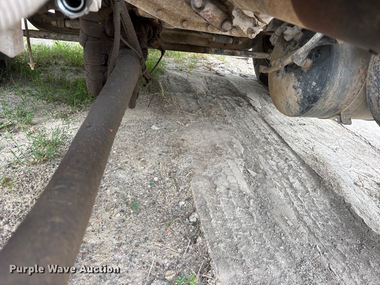 image for item ES8750 2001 Mack CH613 truck cab and chassis