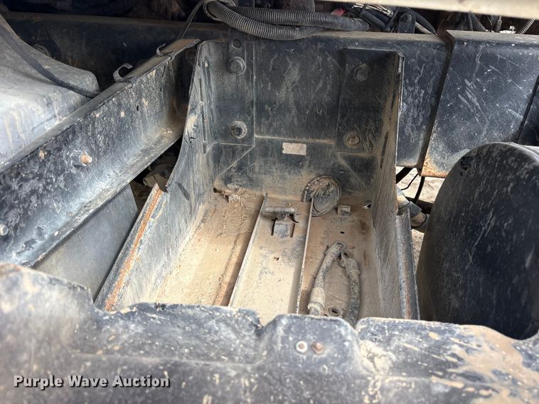 image for item ES8750 2001 Mack CH613 truck cab and chassis