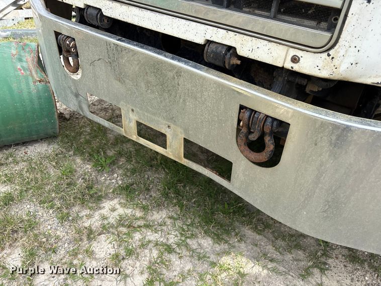 image for item ES8750 2001 Mack CH613 truck cab and chassis