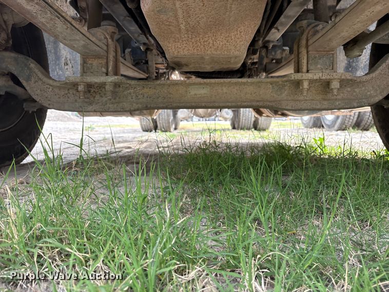 image for item ES8750 2001 Mack CH613 truck cab and chassis