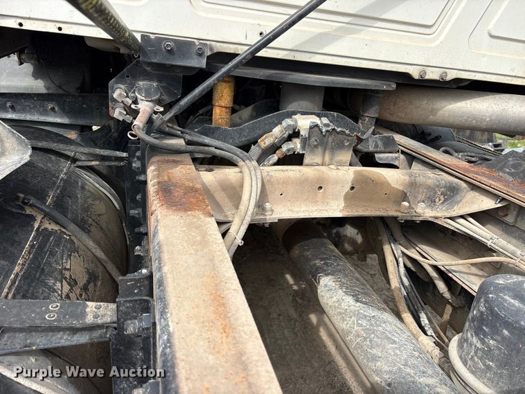 image for item ES8750 2001 Mack CH613 truck cab and chassis