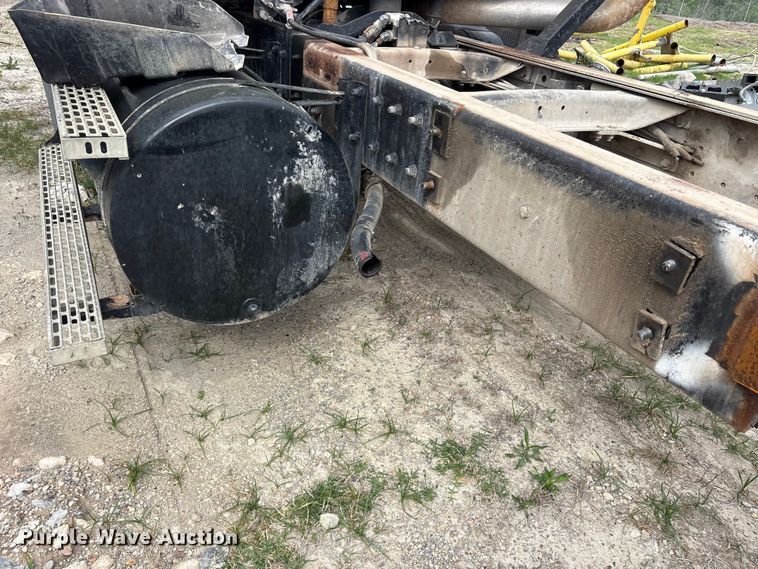 image for item ES8750 2001 Mack CH613 truck cab and chassis