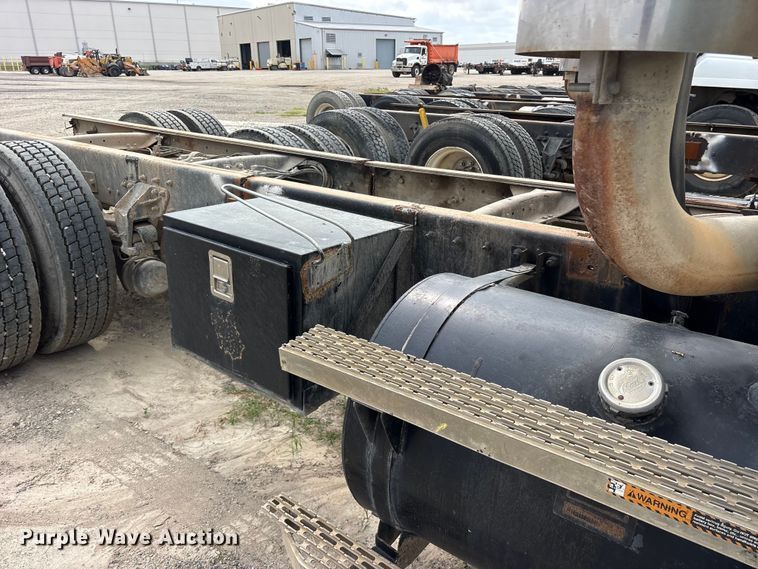 image for item ES8750 2001 Mack CH613 truck cab and chassis