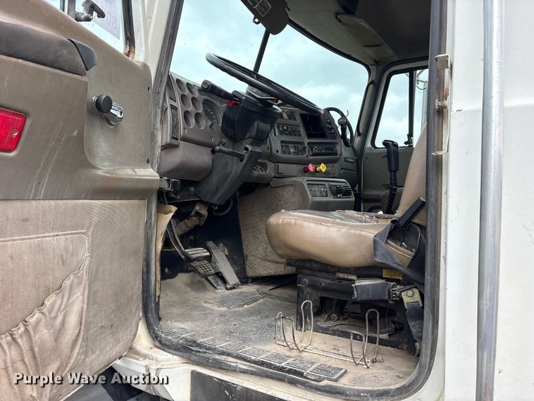 image for item ES8750 2001 Mack CH613 truck cab and chassis