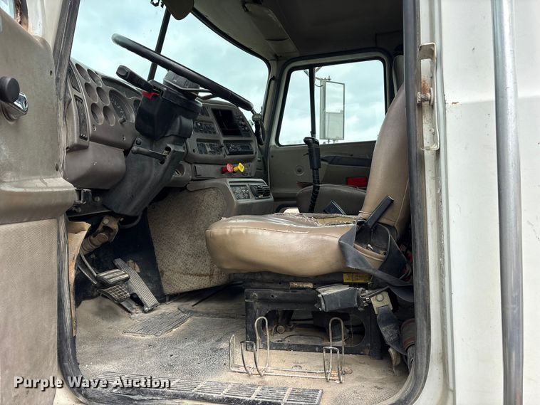 image for item ES8750 2001 Mack CH613 truck cab and chassis